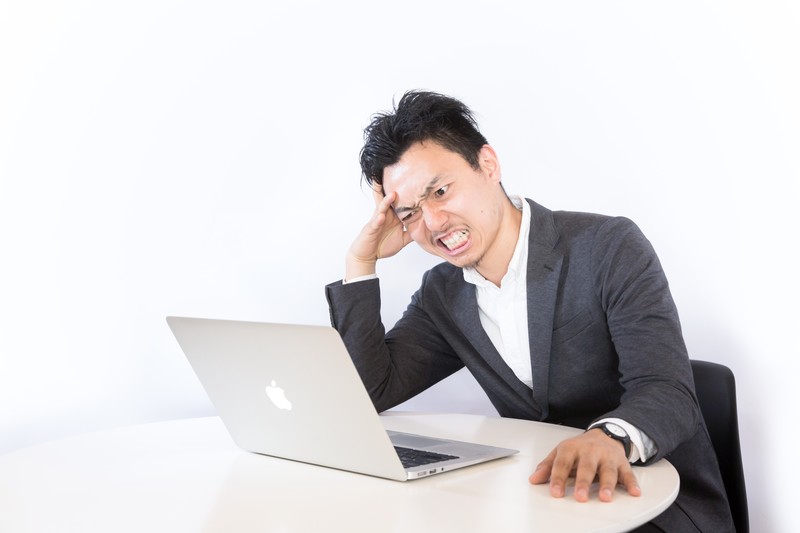 悔しがる人