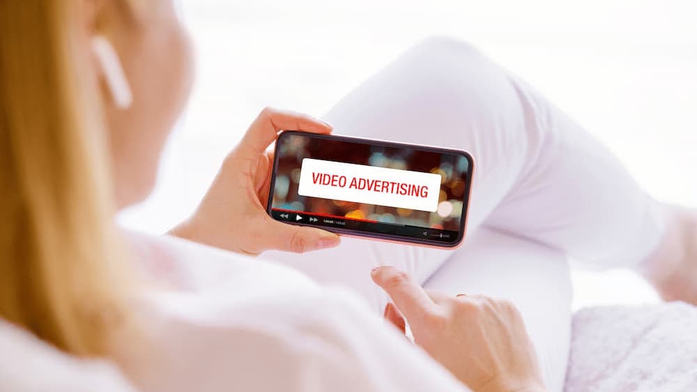 動画広告を見る女性