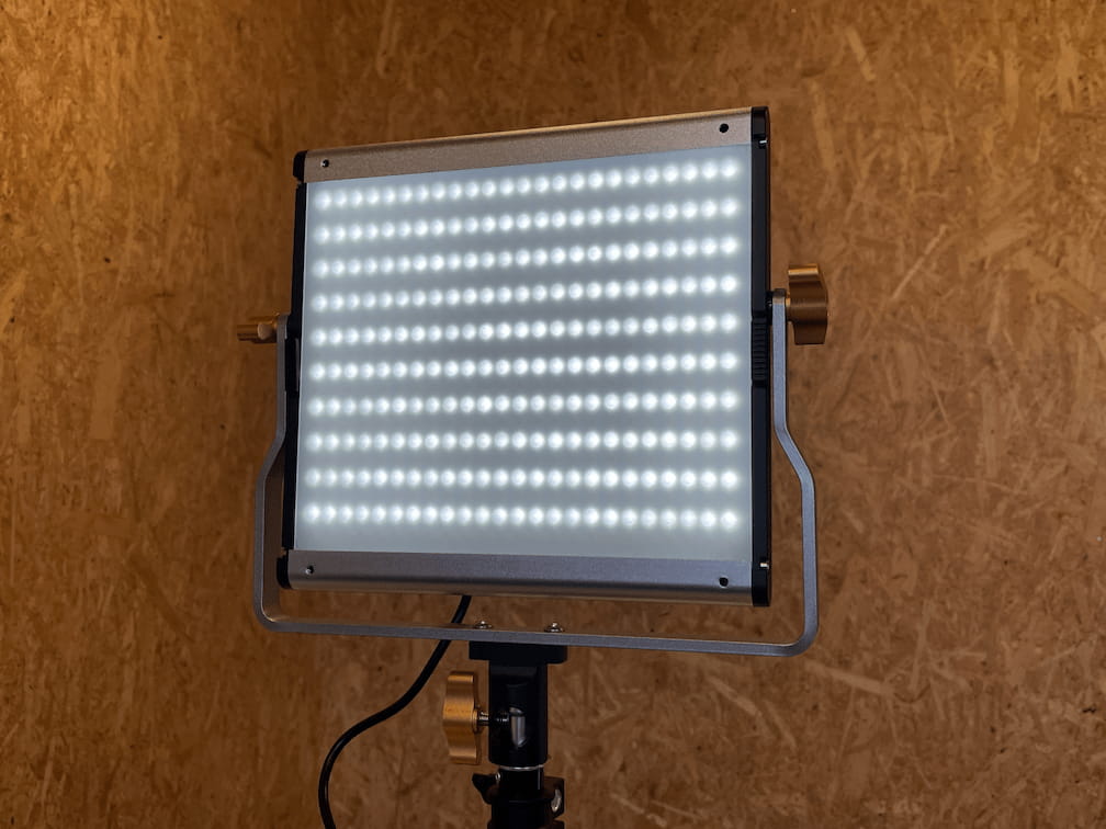 動画の明るさ調整はこれで解決！Neewer 2パック 調光可能な二色480 LED