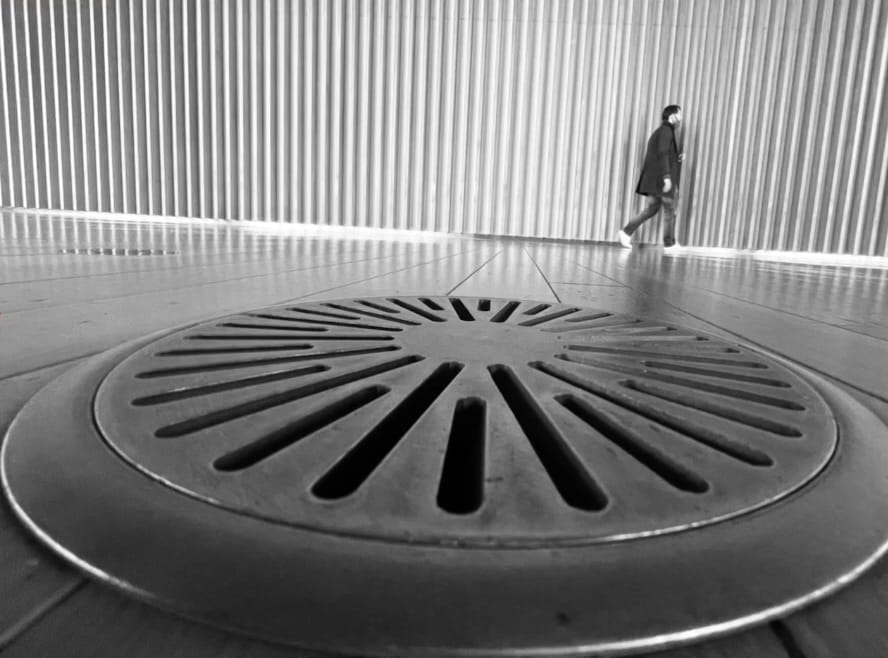 美術館の地面にあった換気扇を地面スレスレで撮影