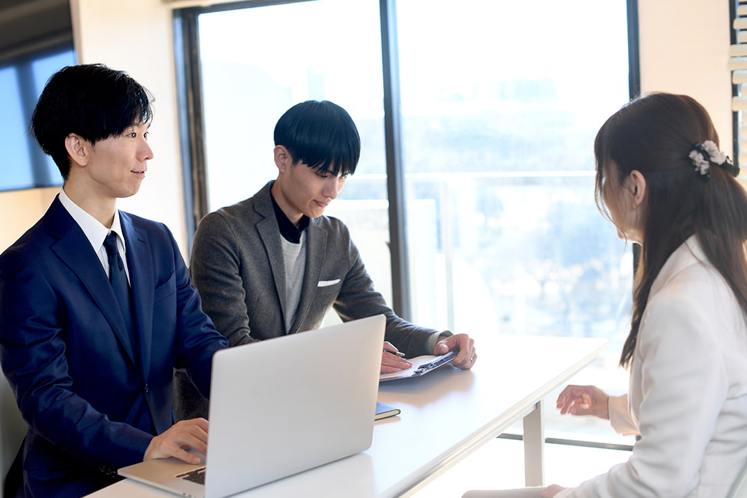 オフィスで話をする男女の社員たち