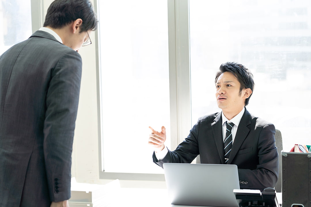 上司に怒られている男性社員