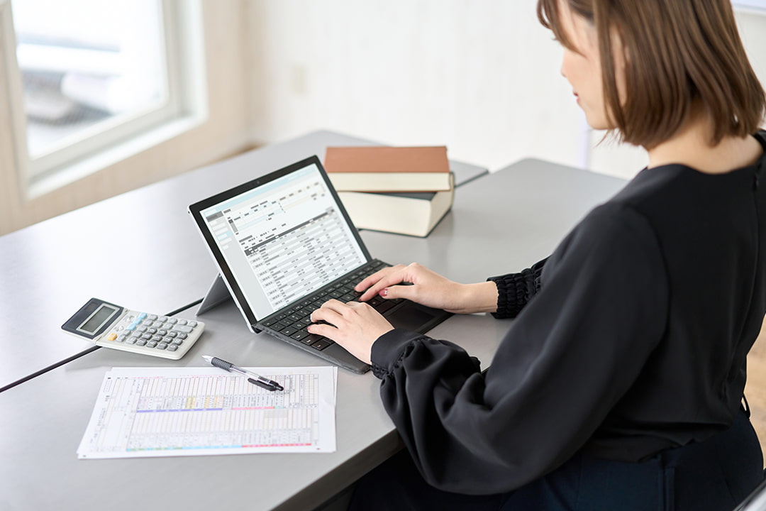 会計のデータ入力をしている女性社員