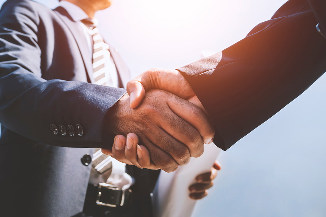 二人のビジネスマンが握手