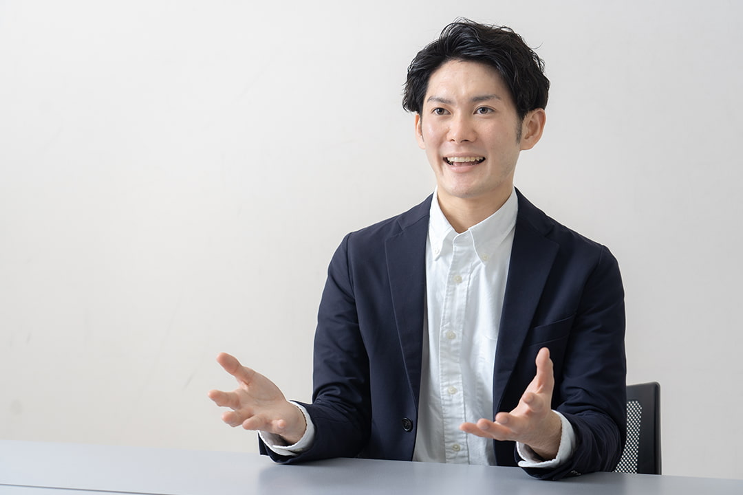 インタビューを受ける男性若手社員